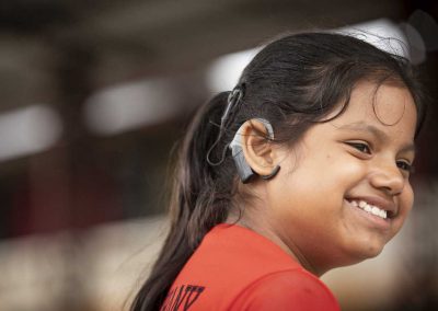 Nena equatoriana somrient amb un implant coclear